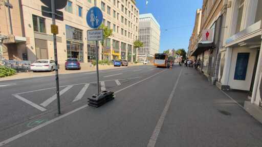 Bild Ersatzhaltestelle Bismarckplatz. Klar sichtbares Schild das zeigt das Radfahrer absteigen müssen.