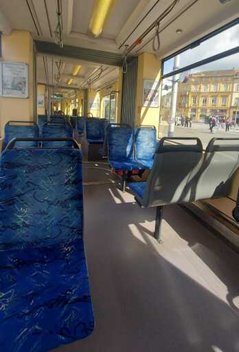 Blick in die leere Straßenbahn